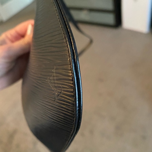 Authentic Louis Vuitton Epi Pochette with shoulder strap - Picture 11 of 13